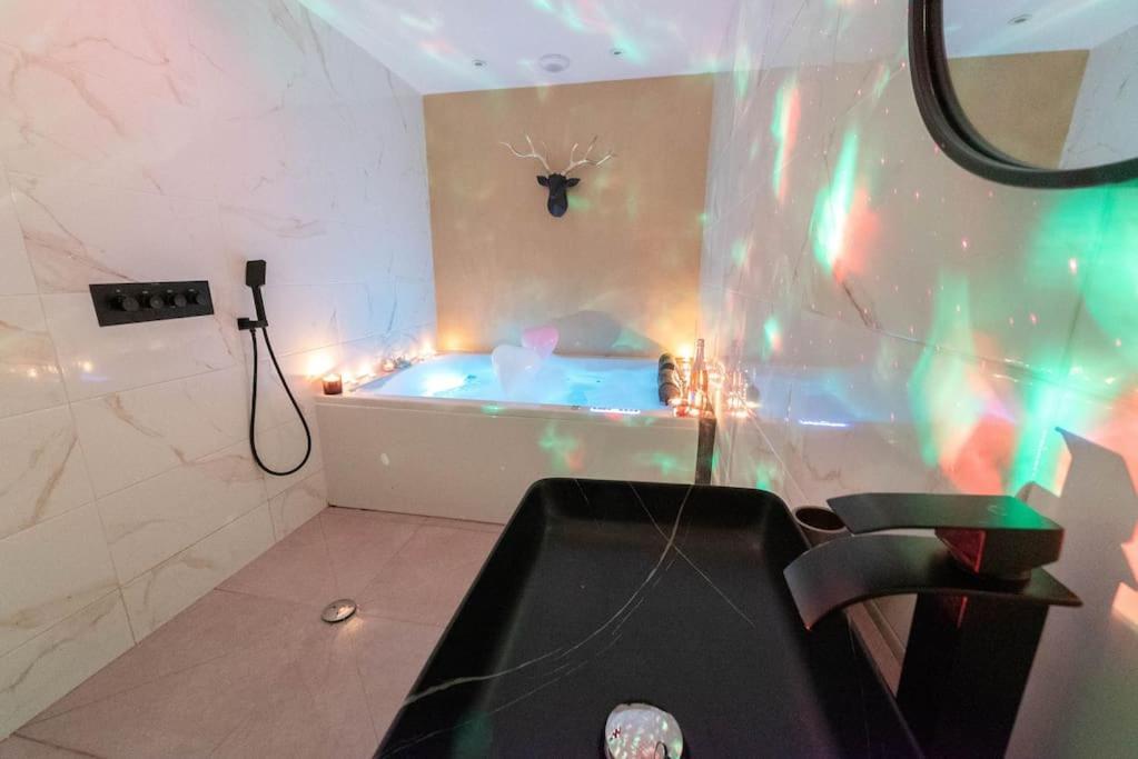 Apartment Avec 2 Jacuzzi Balneo, Parking *